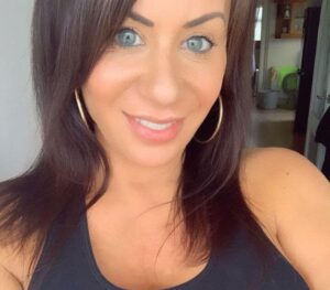 UK Sugar Mummy Wants To Process Your Visa And Flight To England - Get A Sugar Mummy